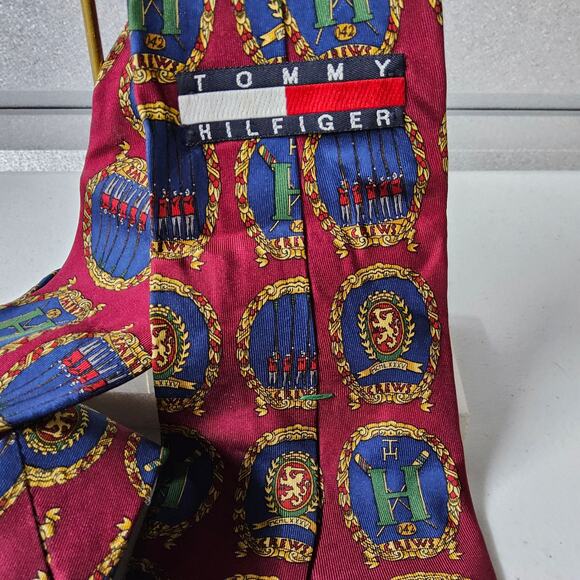 Tommy Hilfiger Men's Tie 100% Italian Silk Crest‎ Shield Linon H - Picture 2 of 7